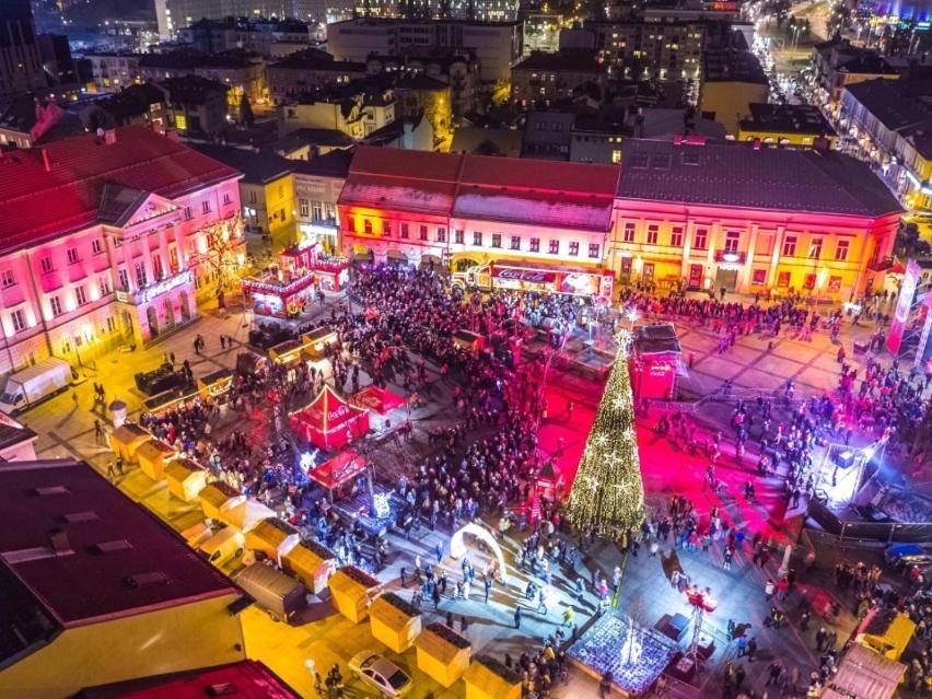 Okno Na Rynek -pokoje Paris -parking Farm stay