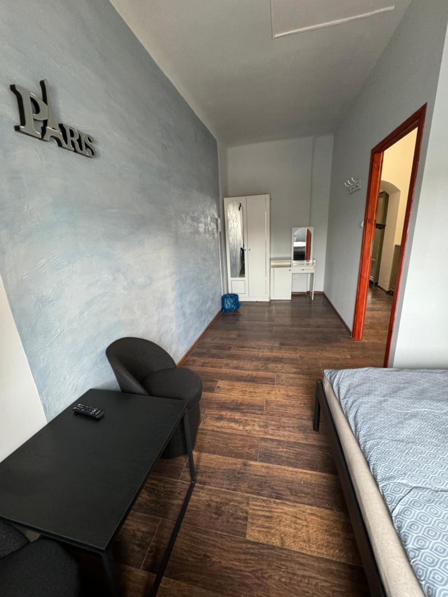 Farm stay Okno Na Rynek -pokoje Paris -parking Kielce