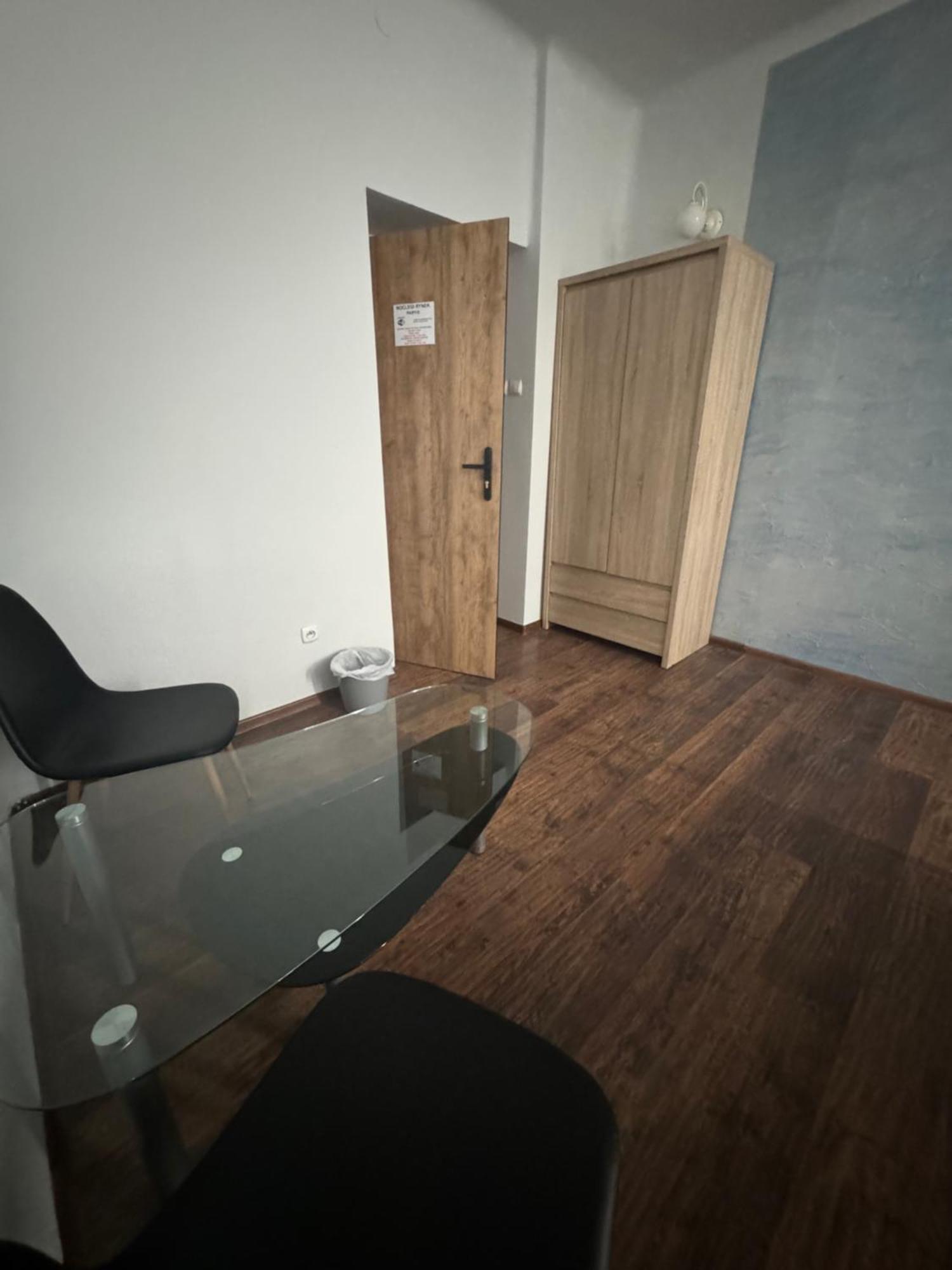 Okno Na Rynek -pokoje Paris -parking Farm stay *