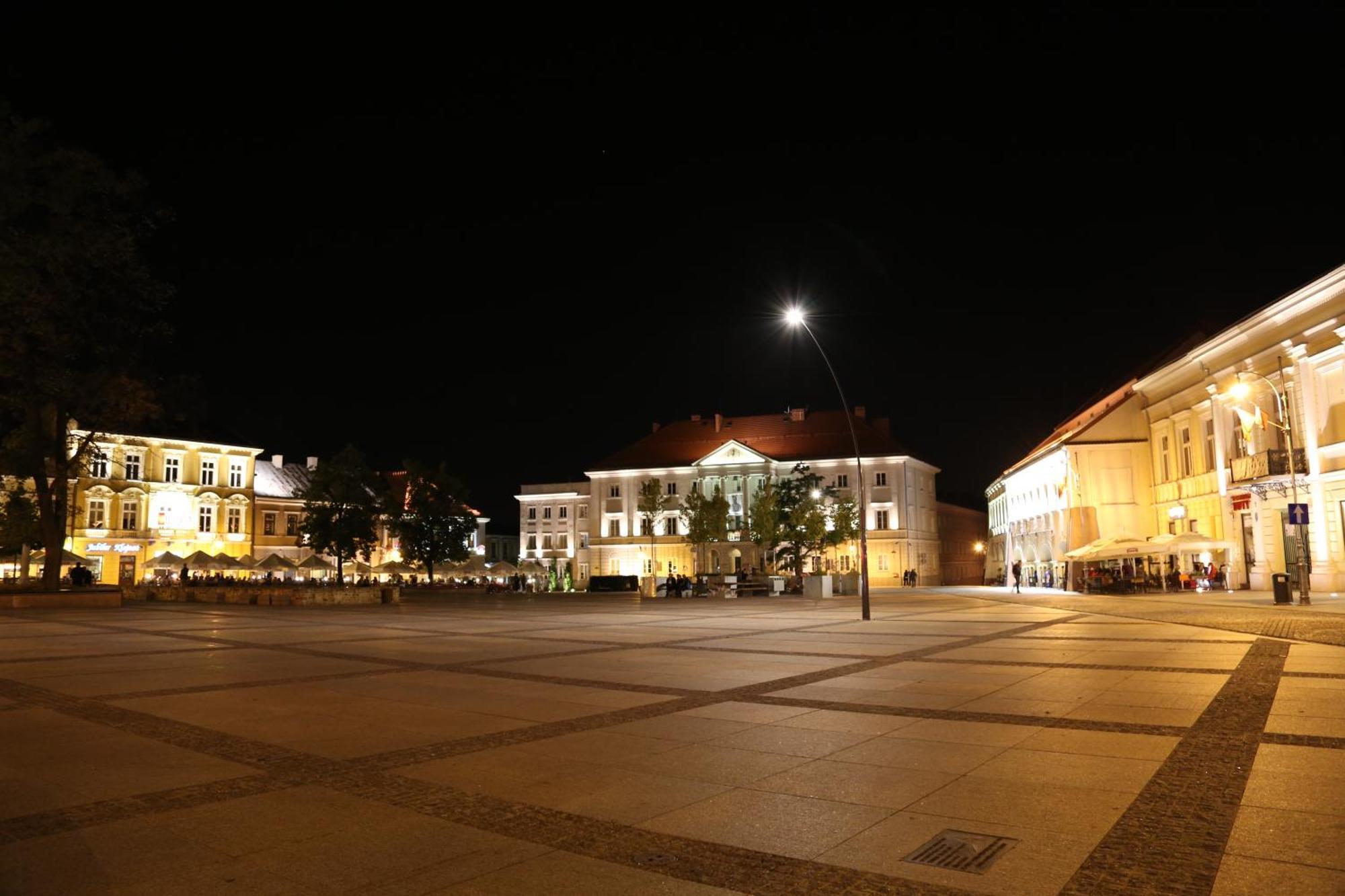 Okno Na Rynek -pokoje Paris -parking Farm stay