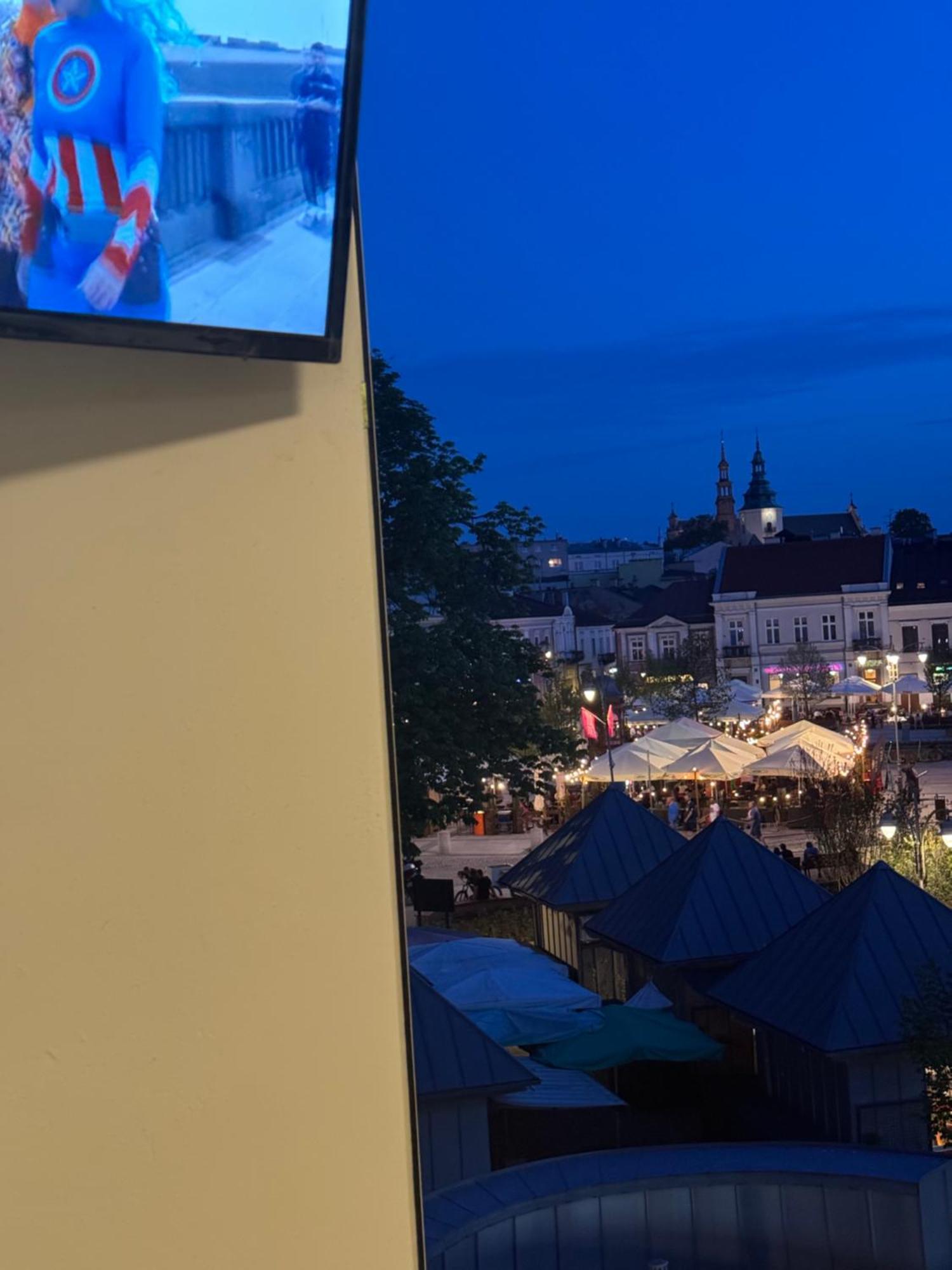 Okno Na Rynek -pokoje Paris -parking Farm stay *